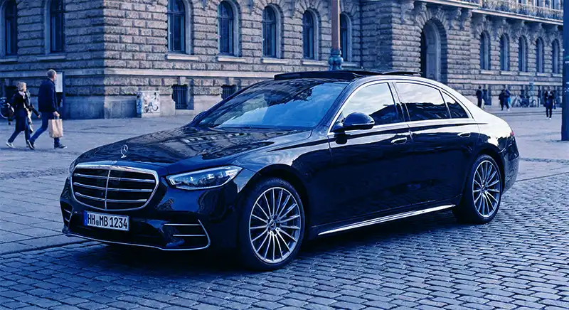 KI-Assistent (Im Bildvergleich: Der Dienstwagen)